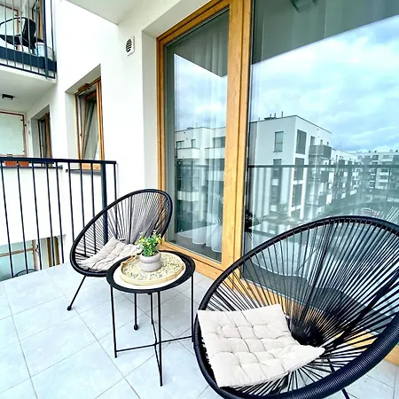 Modern & Cozy In In Perfect Location *