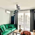 Modern & Cozy In In Perfect Location דירה *