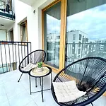 Modern & Cozy In In Perfect Location *