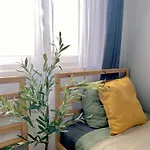 Modern & Cozy In In Perfect Location דירה *