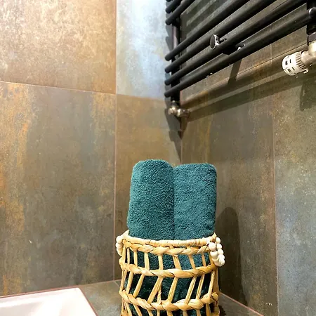 Modern & Cozy In In Perfect Location